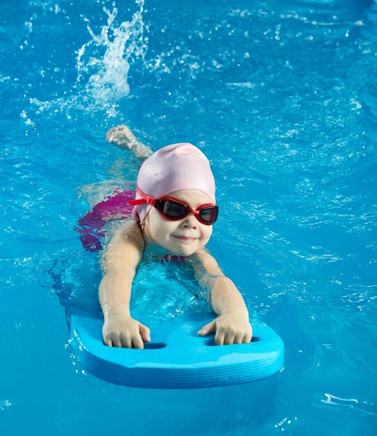 Photo une jeune femme nageant dans la mer.