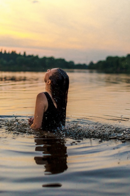 Jeune femme, nager, dans, a, lac