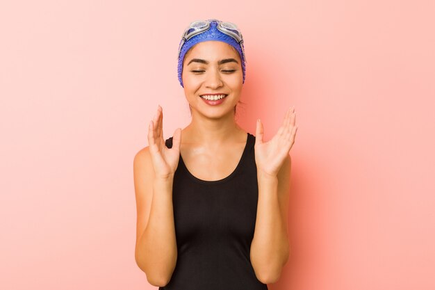 Jeune femme nageuse arabe isolée joyeuse rire beaucoup. Concept de bonheur.