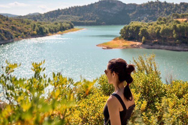 Photo jeune femme, nature, heureux, lac, sourire, forêt