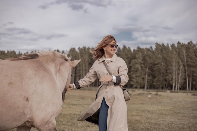 jeune femme, sur, nature, marche, à, cheval