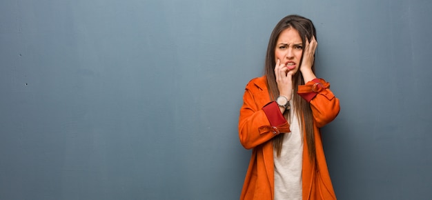 Jeune femme naturelle désespérée et triste