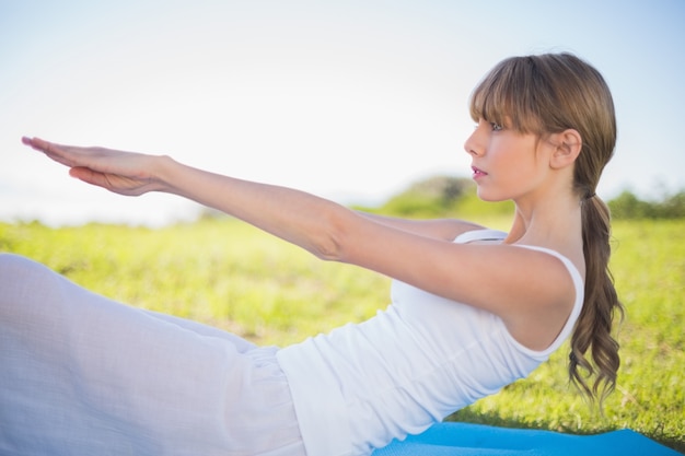 Jeune femme naturelle exerçant