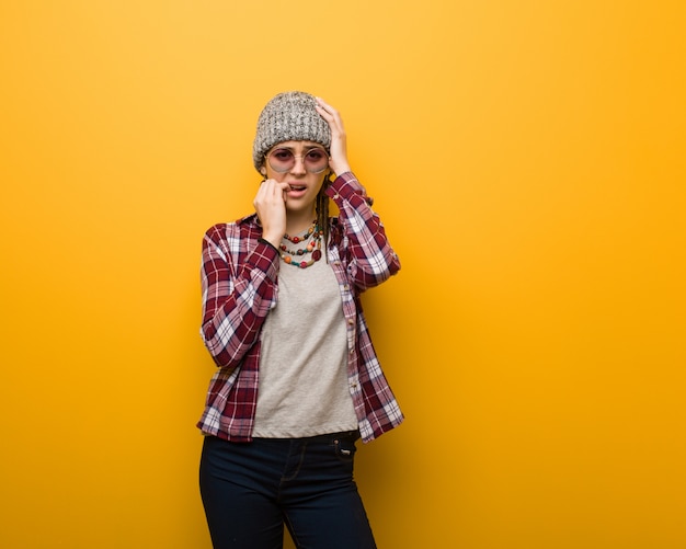 Jeune femme naturelle hippie désespérée et triste