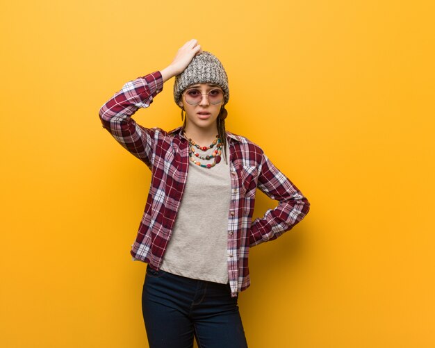 Jeune femme naturelle hippie inquiète et débordée