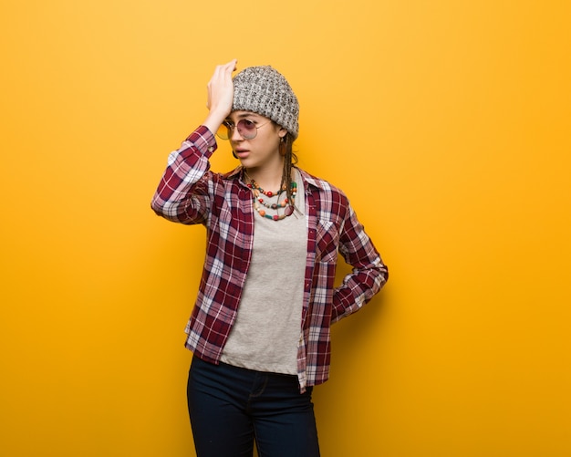 Jeune femme naturelle hippie oublieux, réaliser quelque chose