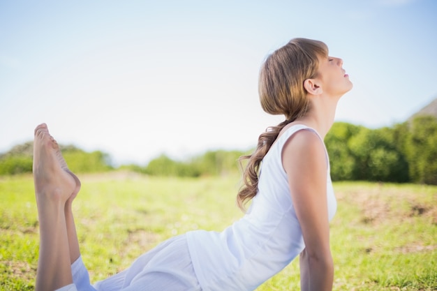 Jeune femme naturelle qui s&#39;étend