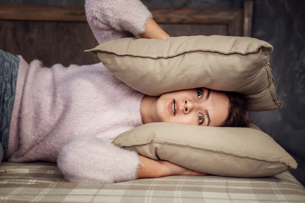 Jeune femme ne peut pas dormir