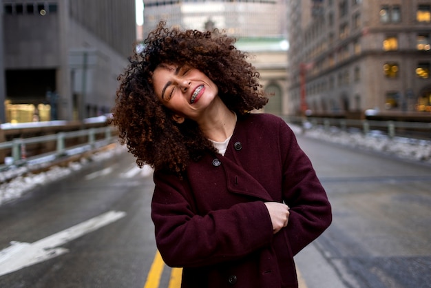 Photo jeune femme à new york pendant la journée