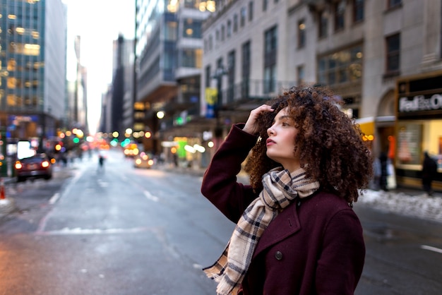 Photo jeune femme à new york pendant la journée