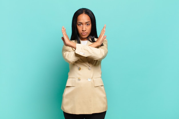 Jeune Femme Noire à L'air Agacée Et Malade De Votre Attitude, En Dire Assez! Les Mains Croisées Devant Vous Disant D'arrêter. Concept D'entreprise