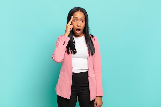 Jeune femme noire à la bouche ouverte surprise choquée de réaliser une nouvelle idée de pensée ou un concept d'entreprise