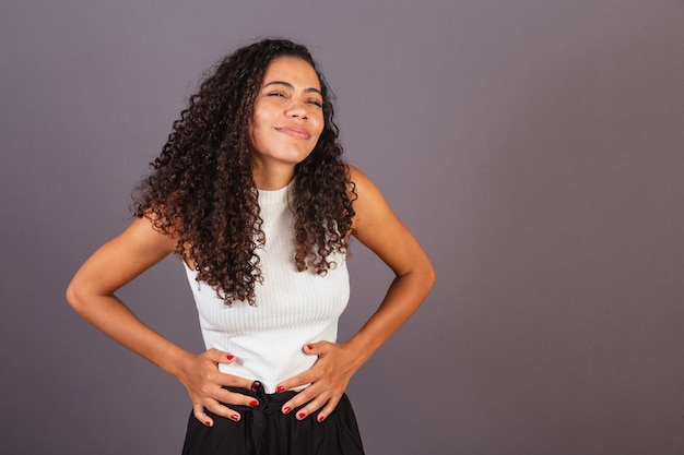 Jeune femme noire brésilienne avec crampes douleurs abdominales