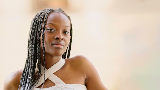 Une jeune femme noire confiante qui regarde la caméra.