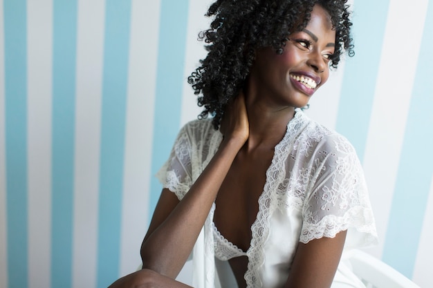 Jeune femme noire dans le blanc