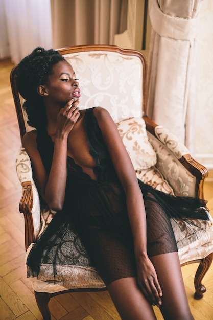 Photo jeune femme noire dans la chambre