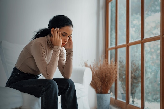 Une jeune femme noire déprimée avec un problème de santé mentale à l'esprit a besoin d'un traitement crucial contre la pensée excessive, la fatigue, la pensée perturbatrice, l'anxiété dissociale et d'autres troubles de santé mentale.