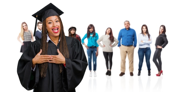 Jeune femme noire diplômée portant des tresses faisant un geste romantique, amoureuse de quelqu&#39;un ou montrant de l&#39;affection pour un ami