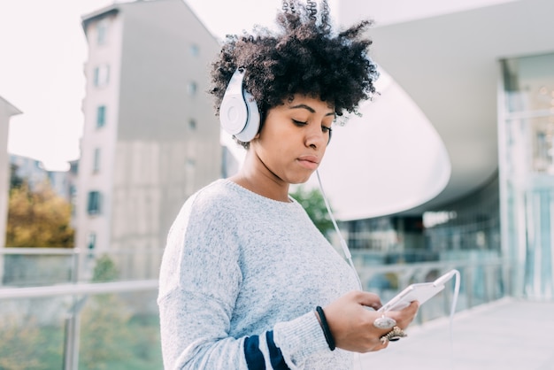 Photo jeune femme noire, écouter de la musique