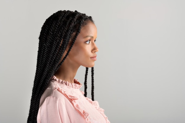 Photo jeune femme noire avec de longues tresses