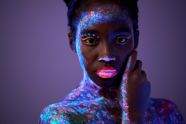 Jeune Femme Noire Mannequin En Lumière Néon, Portrait D'un Beau Modèle Avec  Un Maquillage Fluorescent, Conception Artistique D'une Femme Posant Dans Un  Maquillage Uv Et Coloré. Isolé En Studio. Notion De Beauté