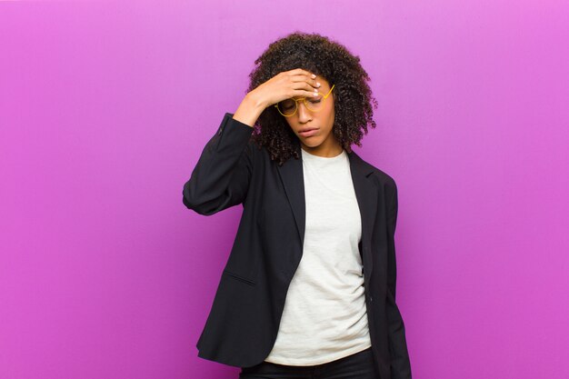 Photo jeune femme noire se sentant stressée, malheureuse et frustrée, se touchant le front et souffrant de migraine de maux de tête graves