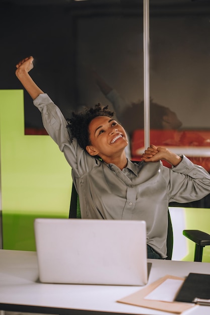 Photo jeune femme noire sur son lieu de travail au bureau