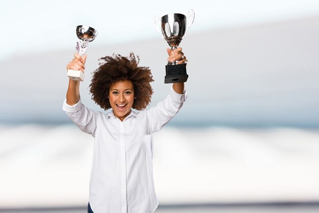 Photo jeune femme noire tenant un trophée