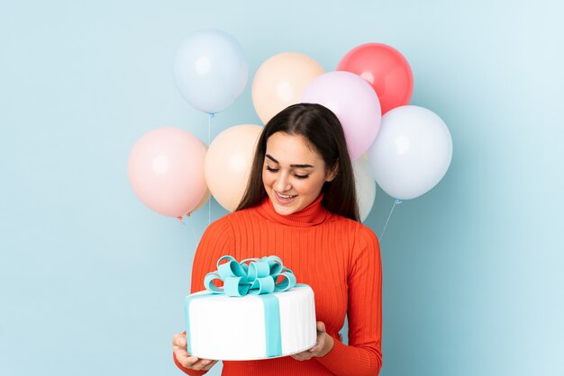 Jeune femme avec de nombreux ballons isolés