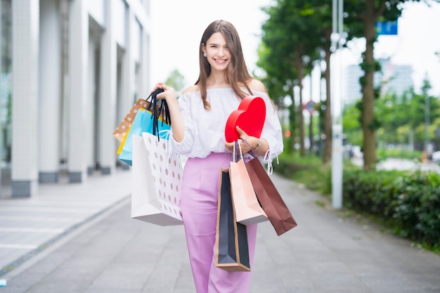 Jeune femme avec de nombreux sacs à provisions