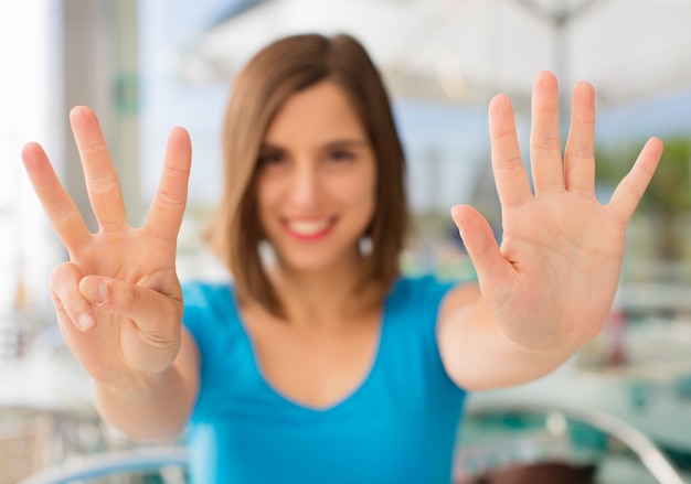 jeune femme numéro huit signe sur fond de l&#39;entreprise