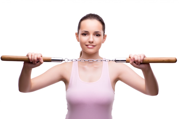 Jeune femme avec des nunchucks isolé sur blanc