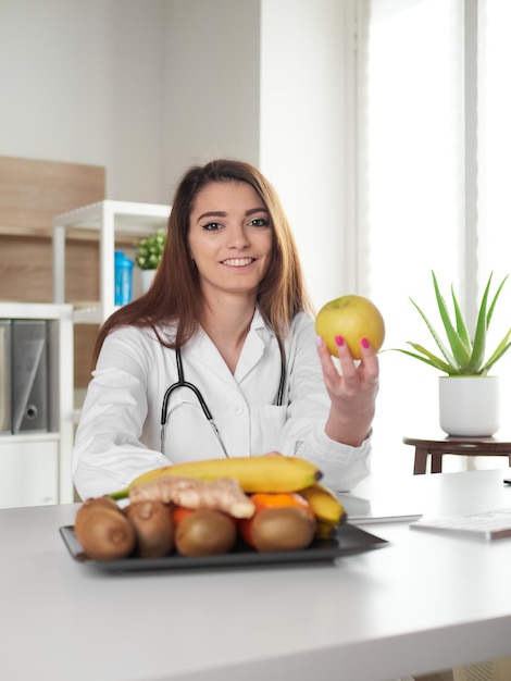 Jeune femme nutritionniste au bureau