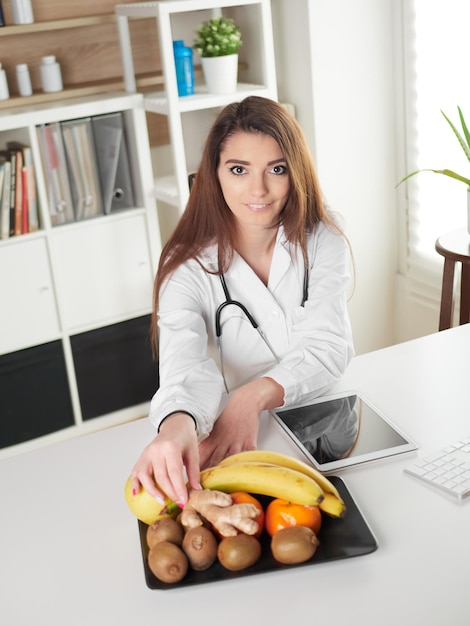 Jeune femme nutritionniste au bureau