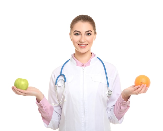 Jeune femme nutritionniste sur fond blanc