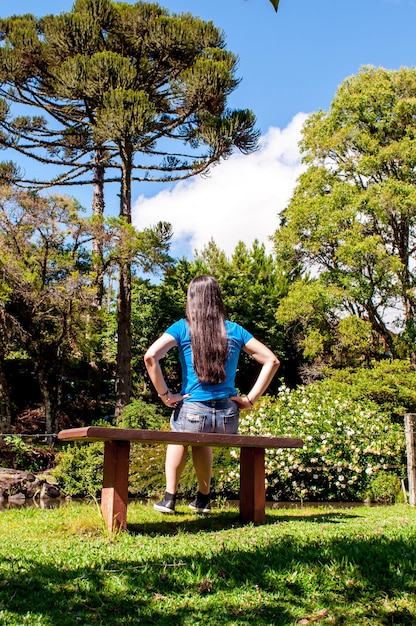 Jeune femme observant le paysage et contemplant la nature