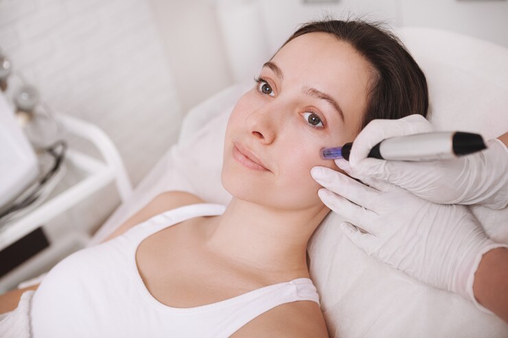 Jeune femme, obtenir, soin visage, soin peau