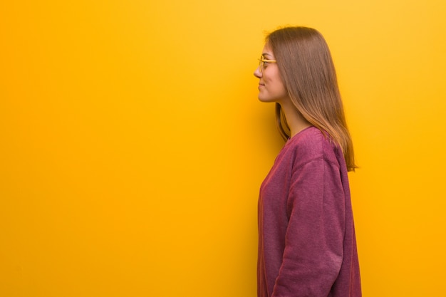 Jeune femme occasionnelle sur le côté qui regarde vers l'avant