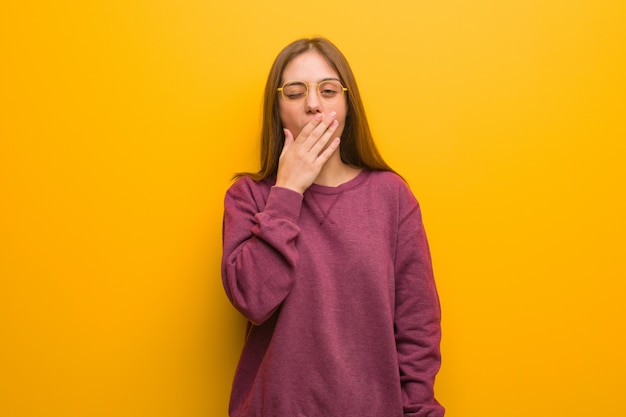 Jeune femme occasionnelle fatiguée et très fatiguée