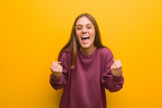 Jeune Femme Occasionnelle Surprise Et Choquée