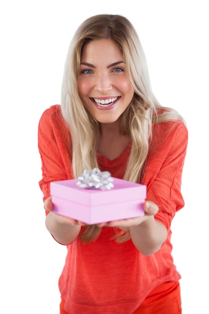 Jeune femme offrant un cadeau