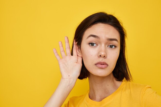 Jeune femme optimiste dans un t-shirt jaune Style de vie décontracté pour les jeunes inchangé