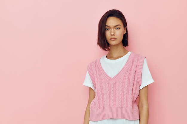 Jeune femme optimiste gilets baskets t-shirt mode de vie inchangée