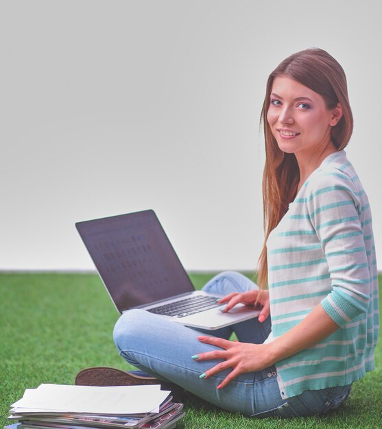 jeune femme, à, ordinateur portable, séance, sur, herbe verte