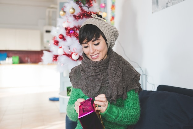 jeune femme, ouverture, noël, cadeau