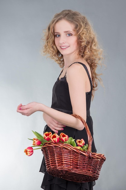 jeune femme, à, panier fleurs