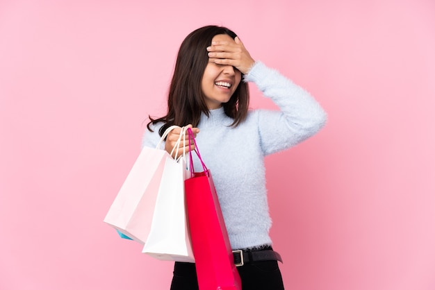 Jeune femme, à, panier, sur, isolé, rose, sourire, beaucoup