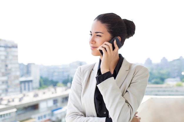 Jeune femme parlant au téléphone