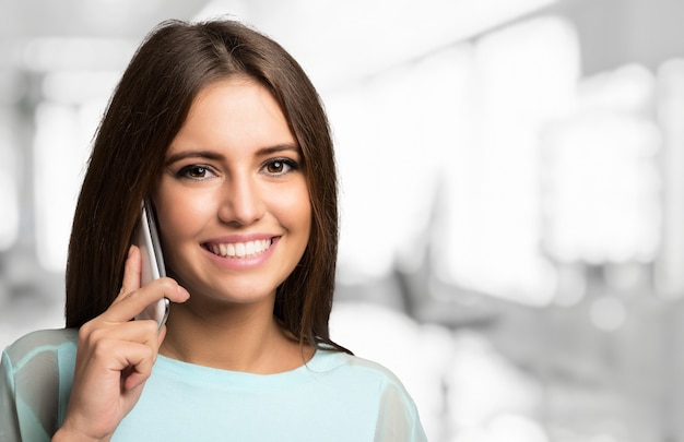 Jeune femme parlant au téléphone