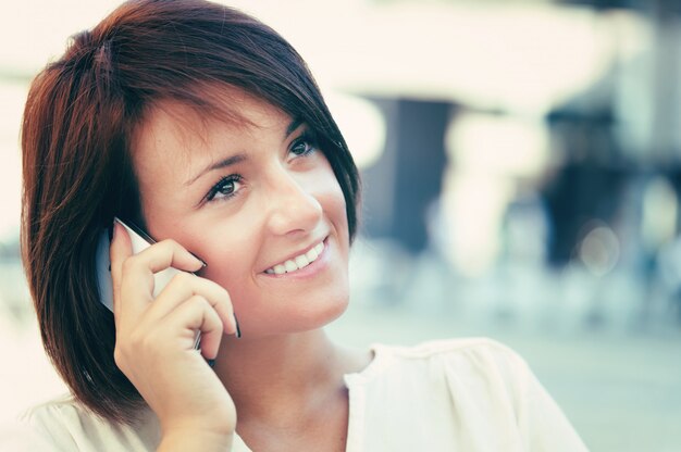 Jeune femme parlant au téléphone